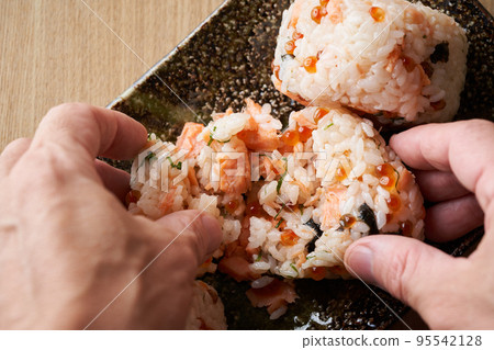 Salmon cut in half and salmon roe onigiri Salmon cut in half and salmon roe onigiri 95542128
