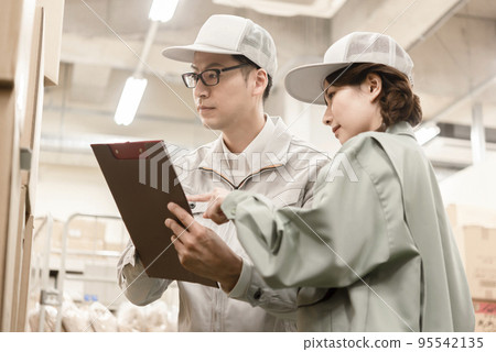 Warehouse worker counting inventory 95542135