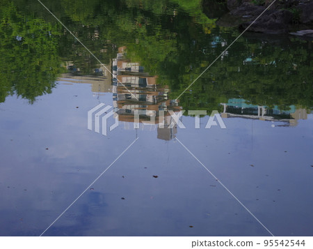 都市風景在水中反射了 95542544