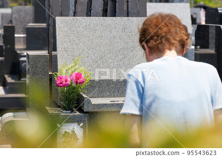 一朵美麗的花準備墳墓參觀 一朵美麗的花準備墳墓參觀 95543623