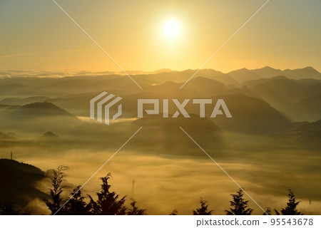 Sea of clouds in the Uda basin from Mt. Tomi 95543678