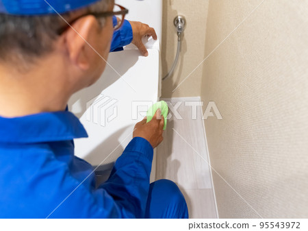 House cleaning male worker cleaning toilet 95543972