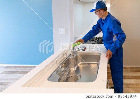打掃廚房的清潔男工 95543974
