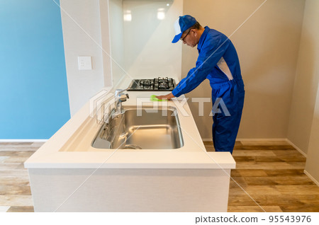 House cleaning male worker cleaning the kitchen House cleaning male worker cleaning the kitchen 95543976