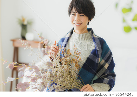 冬季客廳女性美 95544243