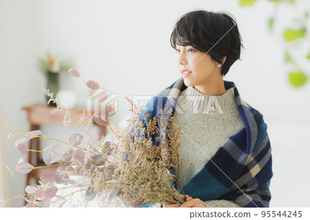 冬季客廳女性美 95544245