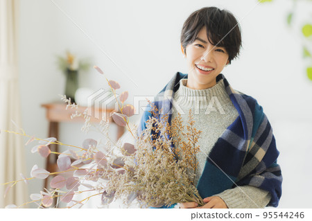 冬季客廳女性美 95544246