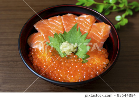 Donburi with salmon and salmon roe Donburi with salmon and salmon roe 95544884