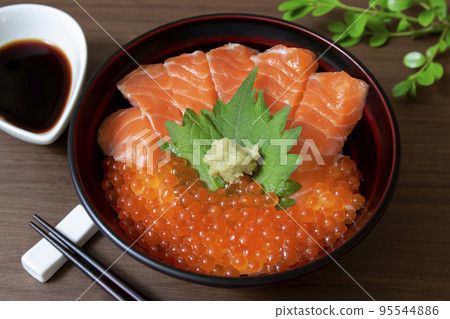 蓋飯配鮭魚和鮭魚子 蓋飯配鮭魚和鮭魚子 95544886