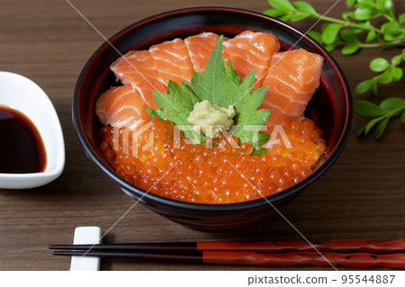 Donburi with salmon and salmon roe 95544887