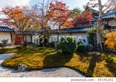 Autumn in Kyoto Saga-Arashiyama Nison-in Temple with autumn leaves 95545201