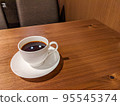 在一家咖啡店的咖啡 95545374