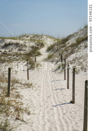 Destin, Florida- Path on a white sand at the beach with wooden pole and cable 95546181