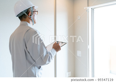 檢查房屋的工人 95547119