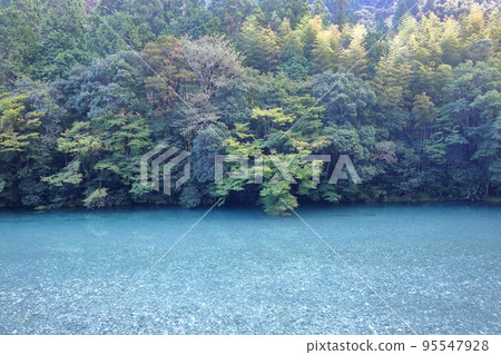 高知縣土佐郡土佐町相川 地藏寺川蔚藍的水面景觀 95547928
