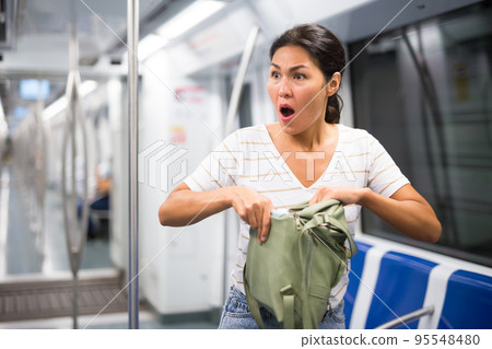 Woman discovered theft in subway train 95548480