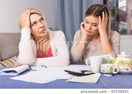mother and her adult daughter with financial problems 95548641