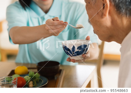 照顧老人餵養 照顧老人餵養 95548663