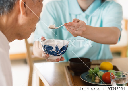照顧老人餵養 照顧老人餵養 95548664
