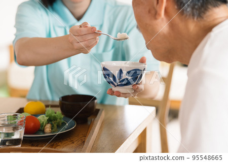 照顧老人餵養 照顧老人餵養 95548665