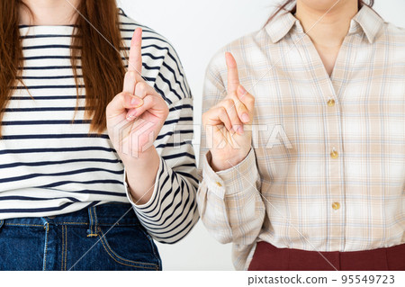 兩名年輕女子舉起食指 95549723