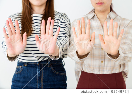 做停止手勢的兩個少婦 做停止手勢的兩個少婦 95549724