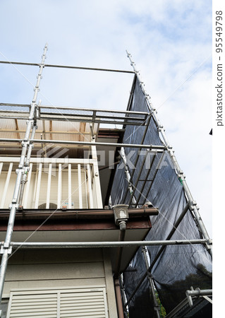 Exterior wall painting, scaffolding, assembly Exterior wall painting, scaffolding, assembly 95549798