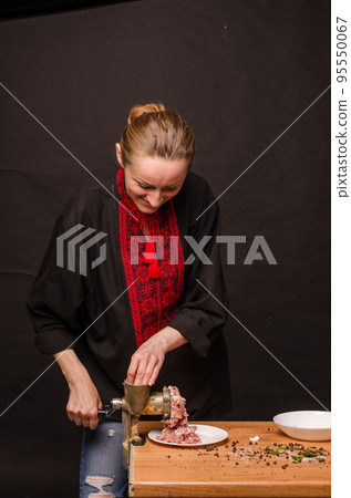 Preparation of minced meat in a meat grinder 95550067