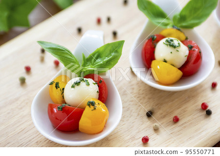mozzarella cheese and tomato caprese 95550771