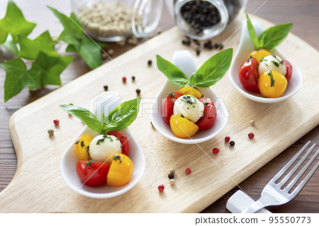 mozzarella cheese and tomato caprese 95550773