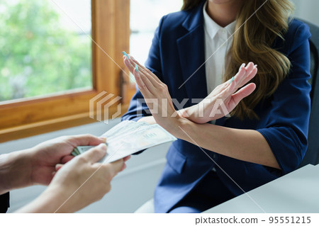 Bribery, corruption, government officials refuse to accept fraudulent payments from private companies. 95551215