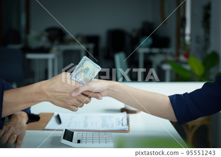 Bribery, corruption, collecting money from business operations between government officials and private companies. 95551243