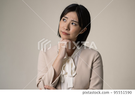 擔心的女商人 95551590