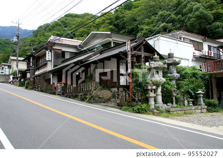 Many temple lodgings along Omotesando 95552027