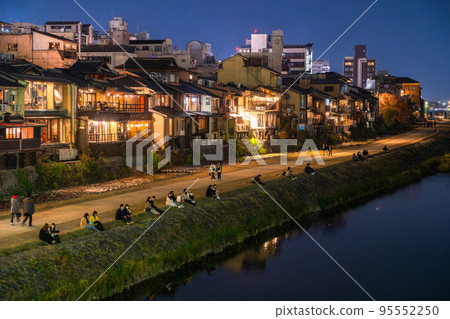 "Kyoto Prefecture" Night view of Kamogawa, the streets of Kyoto 95552250