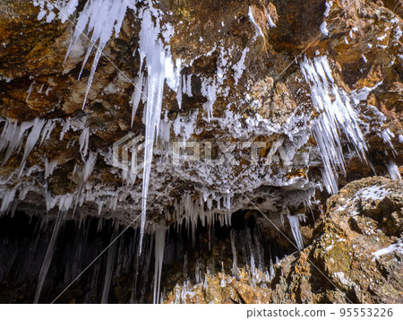 Sunlight shines around the entrance of Otaki Hyakujojiki Cave covered with icicles (Otaki Ward, Date City, Hokkaido) Sunlight shines around the entrance of Otaki Hyakujojiki Cave covered with icicles (Otaki Ward, Date City, Hokkaido) 95553226
