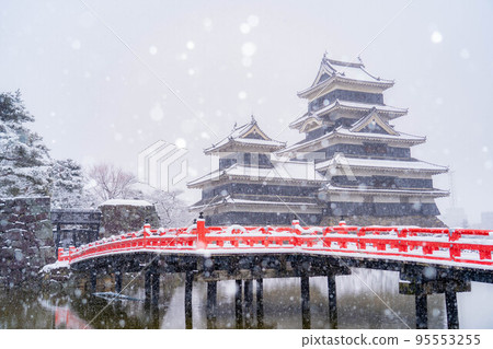 [冬季素材]松本城雪景[長野縣] 95553255