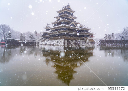 [Winter material] Matsumoto Castle snow scene [Nagano Prefecture] 95553272