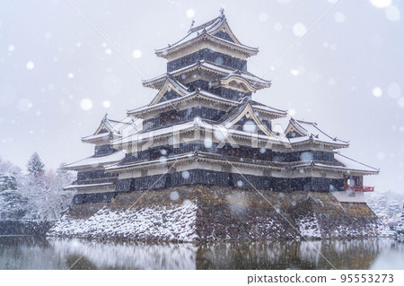 [Winter material] Matsumoto Castle snow scene [Nagano Prefecture] 95553273