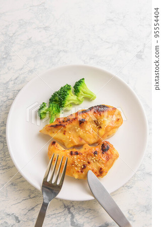 Grilled chicken fillet with miso and cheese 95554404