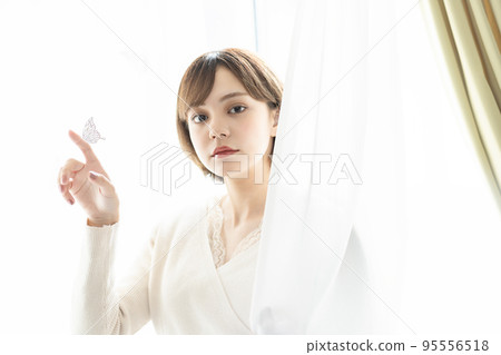 young woman      95556518