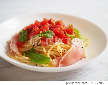 Cold pasta with tomato, uncured ham and arugula 95557065