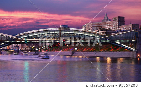 View of Moscow. Pedestrian Bogdan Khmelnitsky Bridge 95557208