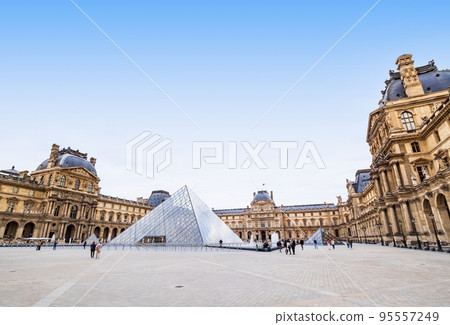 Paris Louvre Museum 95557249