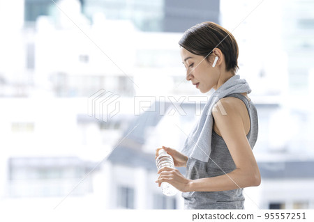 Woman resting after training hydration workout 95557251