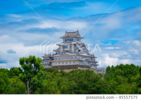 盛夏藍天下的姬路城(兵庫縣姬路市) 盛夏藍天下的姬路城(兵庫縣姬路市) 95557575