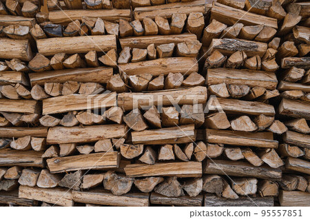 整齊堆放的柴火 整齊堆放的柴火 95557851