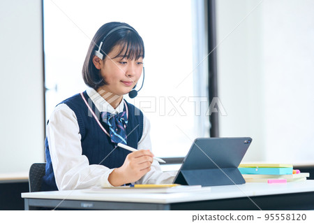 Junior high school students studying on tablets 95558120