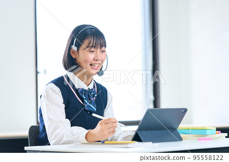 在平板電腦上學習的初中生 95558122