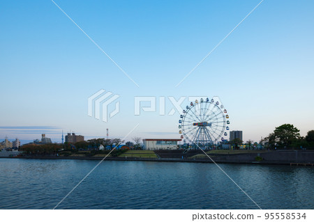 New Ferris wheel and Tokyo Skytree at Arakawa Amusement Park at dusk 95558534
